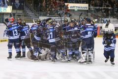 DEL - Eishockey - Saison 2018/2019 - ERC Ingolstadt - Straubing Tigers - Die Mannschaft gratuliert Jochen Reimer (#32Torwart ERCI) - Foto: Meyer Jürgen