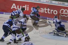 DEL - Eishockey - Saison 2018/2019 - ERC Ingolstadt - Straubing Tigers - Tyler Kelleher (#19 ERCI) - Zatkoff Jeffrey Torwart (#37 Straubing) - Foto: Meyer Jürgen