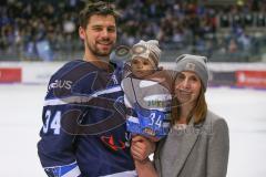 DEL - Eishockey - Saison 2018/2019 - ERC Ingolstadt - Iserlohn Roosters - Benedikt Kohl (#34 ERCI) mit seiner Familie - Foto: Meyer Jürgen