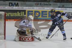 DEL - Eishockey - Saison 2018/2019 - ERC Ingolstadt - Kölner Haie - Patrick Cannone (#12 ERCI) mit einer Torchance - Gustaf Wesslau Torwart (#29 Köln) - Foto: Meyer Jürgen