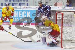 DEL - Eishockey - ERC Ingolstadt - Düsseldorf EG - Torchance für Patrick Cannone (ERC 12), Torwart Mathias Niederberger (Nr.35, Duesseldorfer EG) Marco Nowak (Nr.8, Duesseldorfer EG)