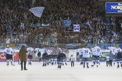 DEL - Eishockey - Saison 2018/2019 - ERC Ingolstadt - Grizzlys Wolfsburg - Die Mannschaft bedankt sich bei den Fans - Foto: Meyer Jürgen