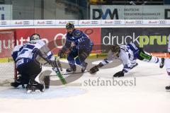 DEL - Eishockey - ERC Ingolstadt - Straubing Tigers - David Elsner (ERC 61) taucht vor Torwart Sebastian Vogl auf