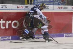 DEL - Eishockey - Saison 2018/2019 - ERC Ingolstadt - Eisbären Berlin - Jerry D´Àmigo (#9 ERCI) mit einem Zweikampf an der Bande - James Sheppard (#88 Berlin) - Foto: Meyer Jürgen