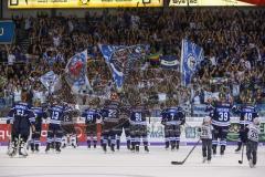 DEL - Eishockey - ERC Ingolstadt - Krefeld Pinguine - Team bedankt sich bei den Fans, Jubel Fahnen Ehrenrunde