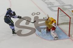 DEL - Eishockey - Saison 2018/2019 - ERC Ingolstadt - Düsseldorfer EG - Joachim Ramoser (#47 ERCI) schiesst am Tor vorbei - Fredrik Pettersson Wentzel Torwart(#53 Düsseldorf) - Foto: Meyer Jürgen