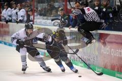 DEL - Eishockey - ERC Ingolstadt - Nürnberg Icetigers - Zweikampf David Elsner (ERC 61) Maximilian Kislinger (Nr.21, Thomas Sabo Ice Tigers), Schidsrichter springt auf die Seite