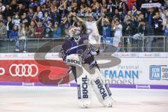 DEL - Eishockey - ERC Ingolstadt - Düsseldorf EG - Spiel ist aus, ERC Sieg 1:0, Fans Ehrenrunde, Shut out für Torwart Timo Pielmeier (ERC 51)