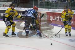 DEL - Eishockey - ERC Ingolstadt - Krefeld Pinguine - kanpp am Tor vorbei, Vili Sopanen (ERC 22) mitte