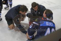 DEL - Eishockey - Saison 2018/2019 - ERC Ingolstadt - Straubing Tigers - Darin Olver (#40 ERCI) wird an der Bande gefoult - Ville Koistinen (#10 ERCI) - blut - Betreuer auf dem Eis - Foto: Meyer Jürgen