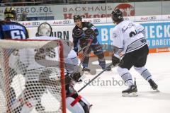 DEL - Eishockey - ERC Ingolstadt - Nürnberg Icetigers - Angriff Thomas Greilinger (ERC 39), Torwart Andreas Jenike (Nr.29, Thomas Sabo Ice Tigers)