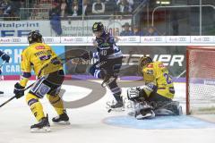 DEL - Eishockey - ERC Ingolstadt - Krefeld Pinguine - knapp am Tor vorbei mitte Darin Olver (ERC 40) lässte den Puck vorbei, im Tor Patrick Klein (29)