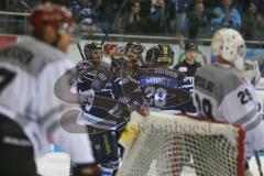 DEL - Eishockey - Saison 2018/2019 - ERC Ingolstadt - Kölner Haie - Darin Olver (#40 ERCI) schiesst den 3:0 Führungstreffer - jubel - Tyler Kelleher (#19 ERCI) - Ville Koistinen (#10 ERCI) - Foto: Meyer Jürgen