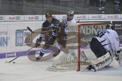 DEL - Eishockey - Saison 2018/2019 - ERC Ingolstadt - Eisbären Berlin - Vili Sopanen (#22 ERCI) - Kevin Poulin Torwart (#40 Berlin) - Foto: Meyer Jürgen