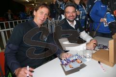 DEL - Eishockey - Saison 2018/2019 - ERC Ingolstadt - Grizzlys Wolfsburg - Günter Oswald und Michael Waginger beim Autogramme geben - Foto: Meyer Jürgen