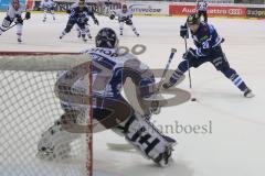 DEL - Eishockey - Saison 2018/2019 - ERC Ingolstadt - Straubing Tigers - Zatkoff Jeffrey Torwart (#37 Straubing) - Garbutt Ryan (#28 ERCI) mit einer Torchance - Foto: Meyer Jürgen