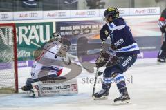 DEL - Eishockey - ERC Ingolstadt - Adler Mannheim - Dustin Friesen (ERC 14) bei Torwart Dennis Andras (Mannheim)