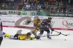 DEL - Eishockey - ERC Ingolstadt - Krefeld Pinguine - Angriff, Jerry D`Amigo (9 ERC) wird verfolgt von am Boden Philip Bruggisser (91)