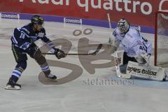 DEL - Eishockey - Saison 2018/2019 - ERC Ingolstadt - Eisbären Berlin - Garbutt Ryan (#28 ERCI) von der Strafbank kommend mit einer Torchance - Kevin Poulin Torwart (#40 Berlin) - Foto: Meyer Jürgen