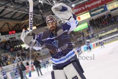 DEL - ERC Ingolstadt - Schwenninger Wild Wings - Feiern mit den Fans, Sieg, Ehrenrunde Torwart Jochen Reimer (ERC 32)