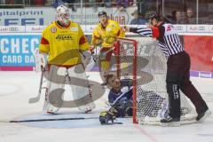 DEL - Eishockey - ERC Ingolstadt - Düsseldorf EG - Joachim Ramoser (ERC 47) rutscht in das Tor von Torwart Mathias Niederberger (Nr.35, Duesseldorfer EG) und wird vom Schiedsrichter rausgeschickt