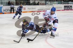 DEL - Eishockey - ERC Ingolstadt - Adler Mannheim - Zweikampf vor dem Tor Ryan Garbutt (ERC 28) und Marcus Kink (Mannheim)