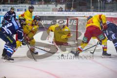 DEL - Eishockey - ERC Ingolstadt - Düsseldorf EG - knapp Torchance, Darin Olver (ERC 40) Kevin Marshall (Nr.46, Duesseldorfer EG) Jerry D`Amigo (9 ERC) Torwart Mathias Niederberger (Nr.35, Duesseldorfer EG)