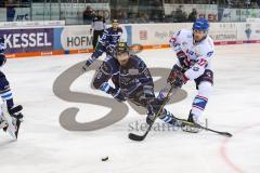 DEL - Eishockey - ERC Ingolstadt - Adler Mannheim - Zweikampf vor dem Tor Ryan Garbutt (ERC 28) und Marcus Kink (Mannheim)