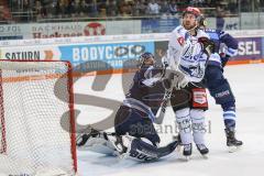 DEL - ERC Ingolstadt - Schwenninger Wild Wings - Torwart Jochen Reimer (ERC 32), Kampf mit Andreé Hult (WWS 12)