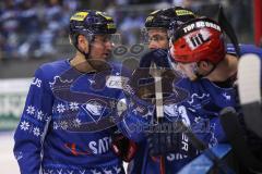 DEL - Eishockey - ERC Ingolstadt - Straubing Tigers - Gespräch während des Powerbreaks, Patrick Cannone (ERC 12) und Thomas Greilinger (ERC 39)