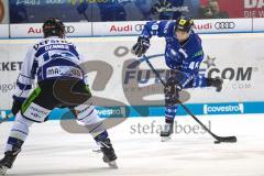 DEL - Eishockey - ERC Ingolstadt - Straubing Tigers - Darin Olver (ERC 40) Schuß, Maximilian Renner (42 Straubing)