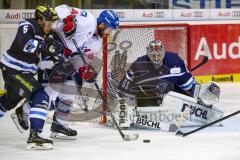 DEL - Eishockey - ERC Ingolstadt - Adler Mannheim - Torwart Timo Pielmeier (ERC 51) und links Andrew Desjardins (Mannheim) und Fabio Wagner (ERC 5)