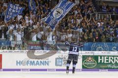 DEL - Eishockey - ERC Ingolstadt - Krefeld Pinguine - Team bedankt sich bei den Fans, Jubel Fahnen Ehrenrunde Mike Collins (ERC 13) Laola