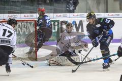 DEL - Eishockey - ERC Ingolstadt - Nürnberg Icetigers - Torwart Andreas Jenike (Nr.29, Thomas Sabo Ice Tigers) wehrt Torschuß von Brett Olson (ERC 16) ab
