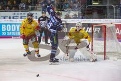 DEL - Eishockey - ERC Ingolstadt - Düsseldorf EG - knap Tor verfehlt, Brett Olson (ERC 16) Torwart Mathias Niederberger (Nr.35, Duesseldorfer EG) Kevin Marshall (Nr.46, Duesseldorfer EG)