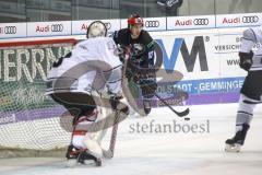 DEL - Eishockey - ERC Ingolstadt - Nürnberg Icetigers - rechts Mike Collins (ERC 13), Torwart Andreas Jenike (Nr.29, Thomas Sabo Ice Tigers)