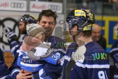 DEL - Eishockey - Saison 2018/2019 - ERC Ingolstadt - Iserlohn Roosters - Benedikt Kohl (#34 ERCI) mit seinem Kind - Foto: Meyer Jürgen