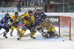 DEL - Eishockey - ERC Ingolstadt - Krefeld Pinguine - knapp am Tor vorbei mitte Darin Olver (ERC 40) lässte den Puck vorbei, im Tor Patrick Klein (29)