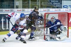DEL - Eishockey - ERC Ingolstadt - Adler Mannheim - rechts Torwart Timo Pielmeier (ERC 51), Tommy Huhtala (61) und Dustin Friesen (ERC 14)