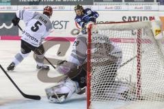 DEL - Eishockey - ERC Ingolstadt - Kölner Haie - PlayOff VF - Spiel 4 - Tyler Kelleher (19 ERC) zieht ab auf das Tor, Torwart Gustaf Wesslau (29 Köln) blockt den Puck, Morgan Ellis (5 Köln)