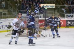 DEL - Eishockey - ERC Ingolstadt - Kölner Haie - PlayOff VF - Spiel 4 - Tor durch Brett Olson (ERC 16) gegen Torwart Gustaf Wesslau (29 Köln) Führung 2:1, Jubel mit Brandon Mashinter (ERC 53), Kai Hospelt (18 Köln)