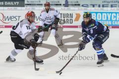 DEL - Eishockey - ERC Ingolstadt - Kölner Haie - PlayOff VF - Spiel 4 - Jerry D`Amigo (9 ERC) un dlinks Jason Akeson (19 Köln)