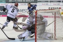 DEL - Eishockey - ERC Ingolstadt - Kölner Haie - PlayOff VF - Spiel 4 - Tyler Kelleher (19 ERC) zieht ab auf das Tor, Torwart Gustaf Wesslau (29 Köln) blockt den Puck, Morgan Ellis (5 Köln)