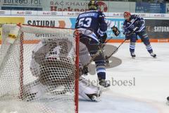 DEL - Eishockey - ERC Ingolstadt - Kölner Haie - PlayOff VF - Spiel 6 - rechts Thomas Greilinger (ERC 39) Schuß zu Torwart Gustaf Wesslau (29 Köln)