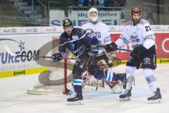 DEL - Eishockey - ERC Ingolstadt - Kölner Haie - PlayOff VF - Spiel 2 - Patrick Cannone (ERC 12) Austin Madaisky (23 Köln) Torwart Gustaf Wesslau (29 Köln)