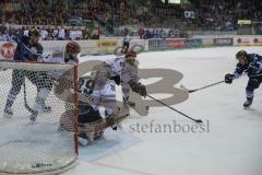 DEL - Eishockey - Saison 2018/2019 - ERC Ingolstadt - Kölner Haie - Playoff - Viertelfinale - Spiel 4 - Tyler Kelleher (#19 ERCI) mit einem Schuss auf das Tor - Gustaf Wesslau Torwart (#29 Köln) - Moritz Müller (#91 Köln) - Foto: Meyer Jürgen