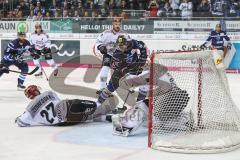 DEL - Eishockey - ERC Ingolstadt - Kölner Haie - PlayOff VF - Spiel 4 - David Elsner (ERC 61) Torchance, Torwart Gustaf Wesslau (29 Köln) blockt den Puck, Pascal Zerressen (27 Köln)