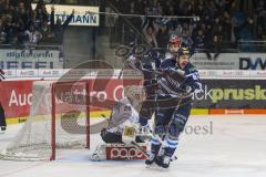 DEL - Eishockey - ERC Ingolstadt - Kölner Haie - PlayOff VF - Spiel 2 - Thomas Greilinger (ERC 39) trifft von hinten ins Tor von Torwart Gustaf Wesslau (29 Köln), David Elsner (ERC 61) Brett Olson (ERC 16) jubeln, Sieg in Overtime 4:3