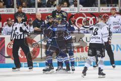 DEL - Eishockey - ERC Ingolstadt - Kölner Haie - PlayOff VF - Spiel 4 - Tim Wohlgemuth (ERC 33)trifft zum 1:0 Tir, gegen Torwart Gustaf Wesslau (29 Köln) Jubel mit Dustin Friesen (ERC 14) vor der Kölner Bank