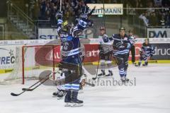 DEL - Eishockey - ERC Ingolstadt - Kölner Haie - PlayOff VF - Spiel 4 - Tor durch Brett Olson (ERC 16) gegen Torwart Gustaf Wesslau (29 Köln) Führung 2:1, Jubel mit Brandon Mashinter (ERC 53)